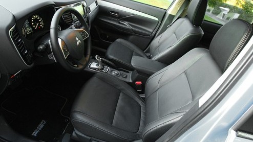 Autotest Mitsubishi Outlander PHEV, die vooral vanwege fiscale cadeautjes de deur uit vliegt maar ook duidelijk comfortabele kwaliteiten heeft.