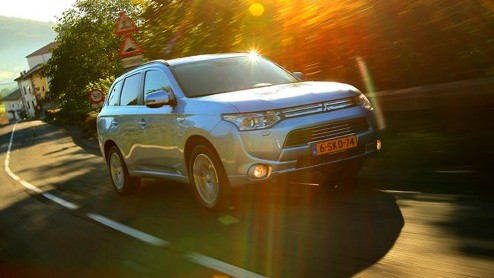 Autotest Mitsubishi Outlander PHEV, die vooral vanwege fiscale cadeautjes de deur uit vliegt maar ook duidelijk comfortabele kwaliteiten heeft.