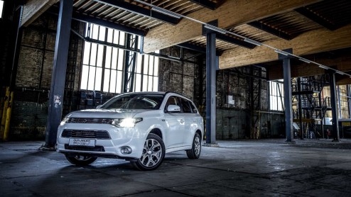 Door twee nieuwe uitvoeringen van de Mitsubishi Outlander PHEV duikt de plug-in hybrid SUV onder de 40 mille in de prijslijst. Nieuw zijn de Outlander Business Edition en Executive Edition.