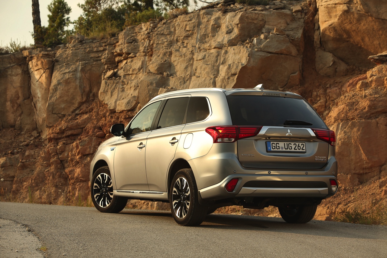 Autotest van de nieuwe Mitsubishi Outlander PHEV facelift, het model dat eind 2015 op de markt komt en flink verbeterd is ten opzichte van zijn voorganger. Met 7% bijtelling aantrekkelijk voor lease.