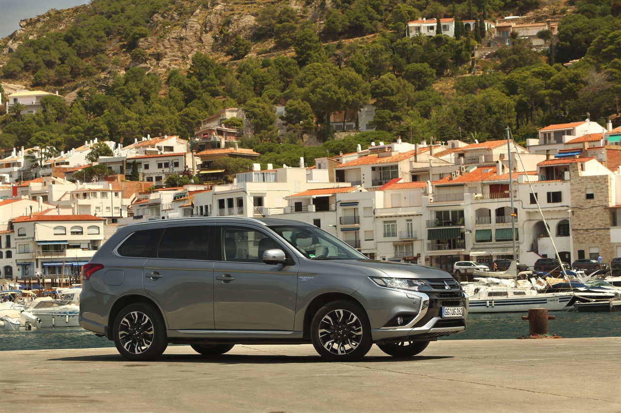 Autotest van de nieuwe Mitsubishi Outlander PHEV facelift, het model dat eind 2015 op de markt komt en flink verbeterd is ten opzichte van zijn voorganger. Met 7% bijtelling aantrekkelijk voor lease.