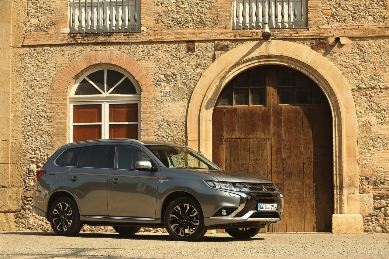 Autotest van de nieuwe Mitsubishi Outlander PHEV facelift, het model dat eind 2015 op de markt komt en flink verbeterd is ten opzichte van zijn voorganger. Met 7% bijtelling aantrekkelijk voor lease.