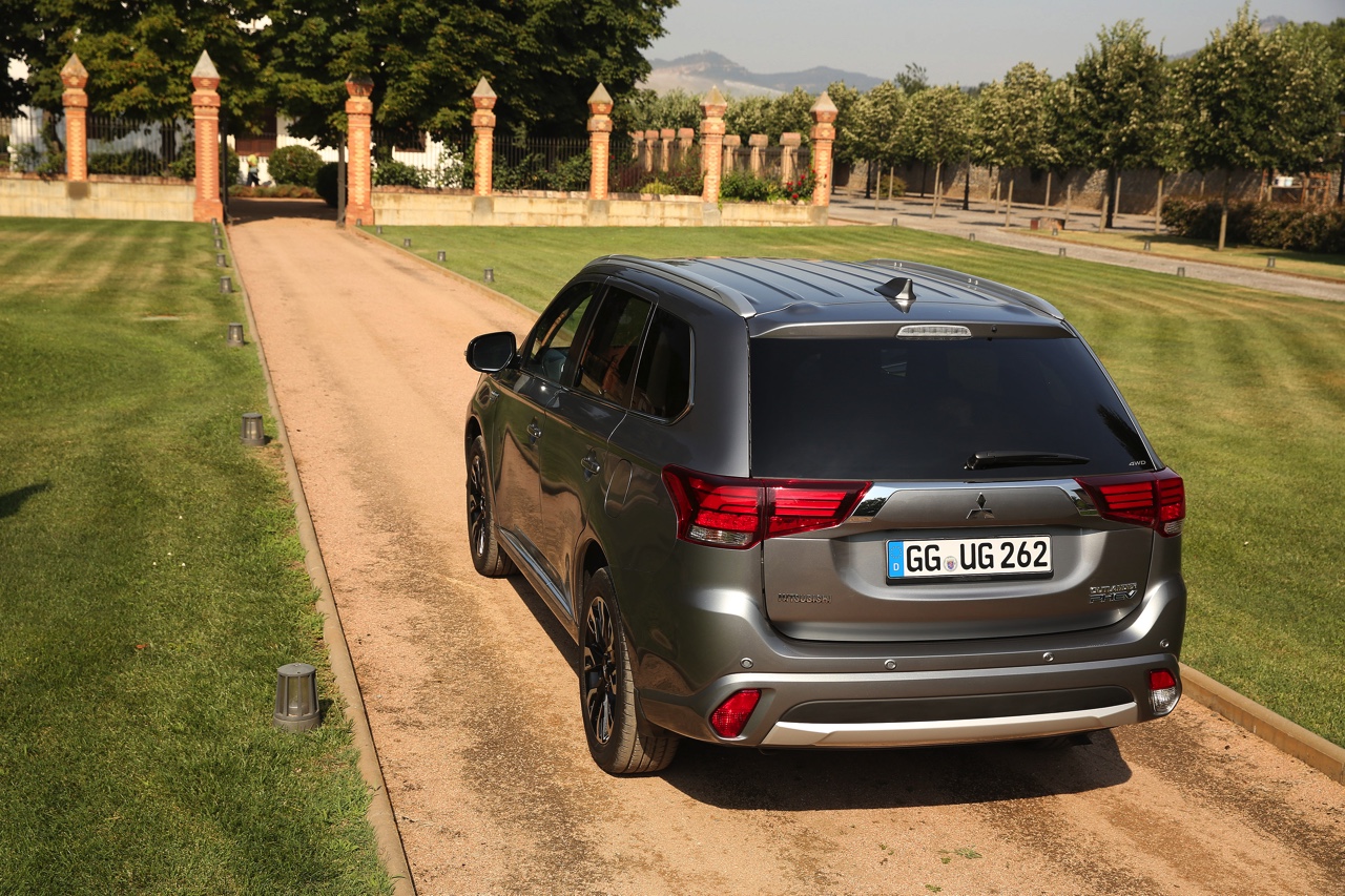 Autotest van de nieuwe Mitsubishi Outlander PHEV facelift, het model dat eind 2015 op de markt komt en flink verbeterd is ten opzichte van zijn voorganger. Met 7% bijtelling aantrekkelijk voor lease.