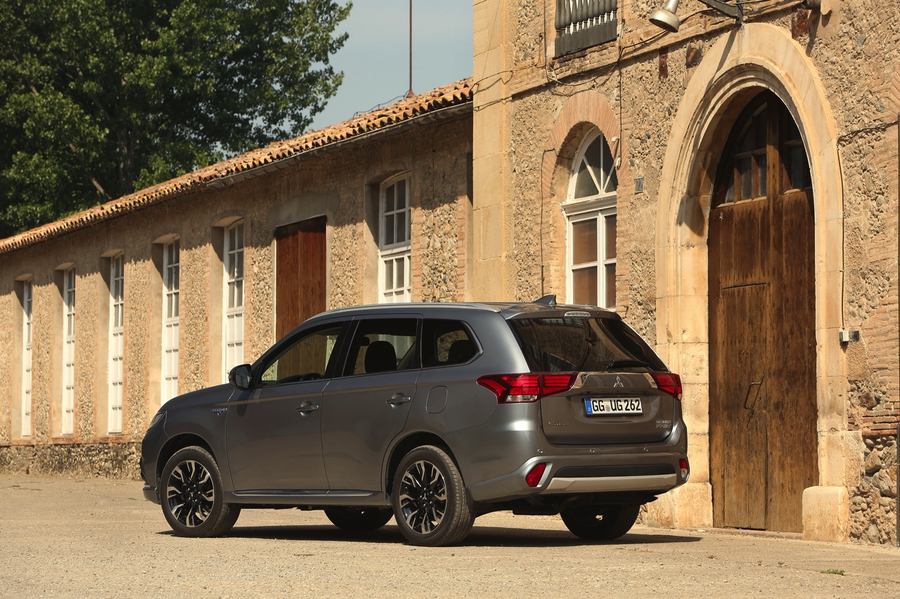 Autotest van de nieuwe Mitsubishi Outlander PHEV facelift, het model dat eind 2015 op de markt komt en flink verbeterd is ten opzichte van zijn voorganger. Met 7% bijtelling aantrekkelijk voor lease.