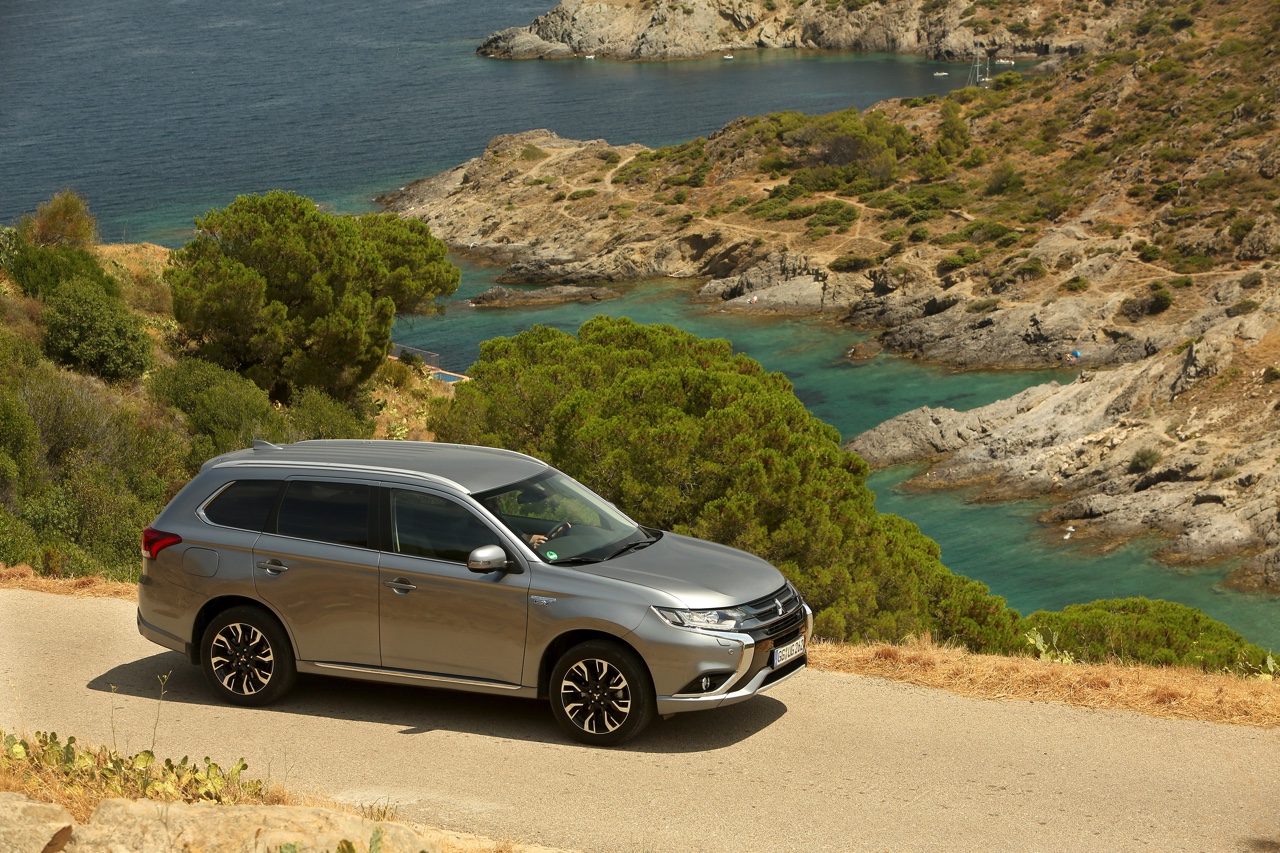 Autotest van de nieuwe Mitsubishi Outlander PHEV facelift, het model dat eind 2015 op de markt komt en flink verbeterd is ten opzichte van zijn voorganger. Met 7% bijtelling aantrekkelijk voor lease.