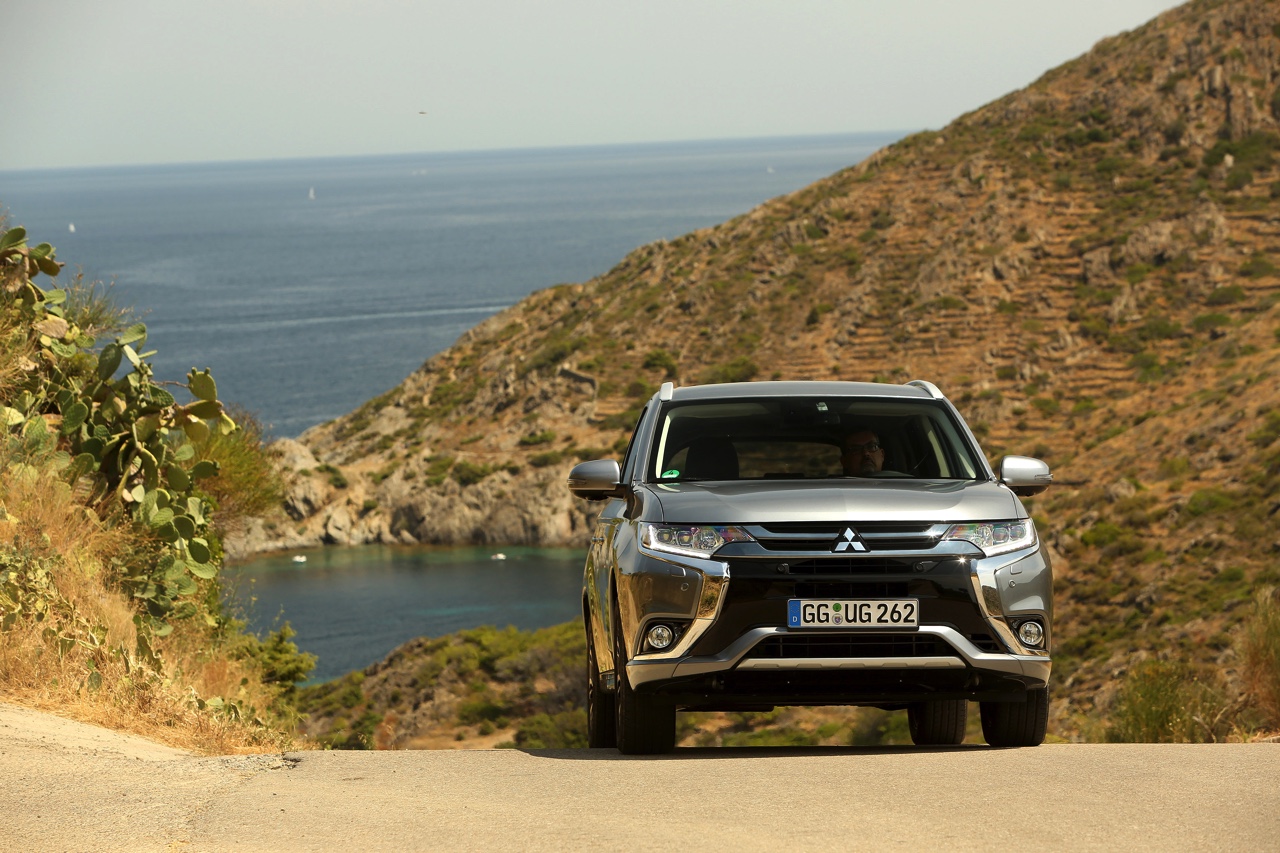 Autotest van de nieuwe Mitsubishi Outlander PHEV facelift, het model dat eind 2015 op de markt komt en flink verbeterd is ten opzichte van zijn voorganger. Met 7% bijtelling aantrekkelijk voor lease.