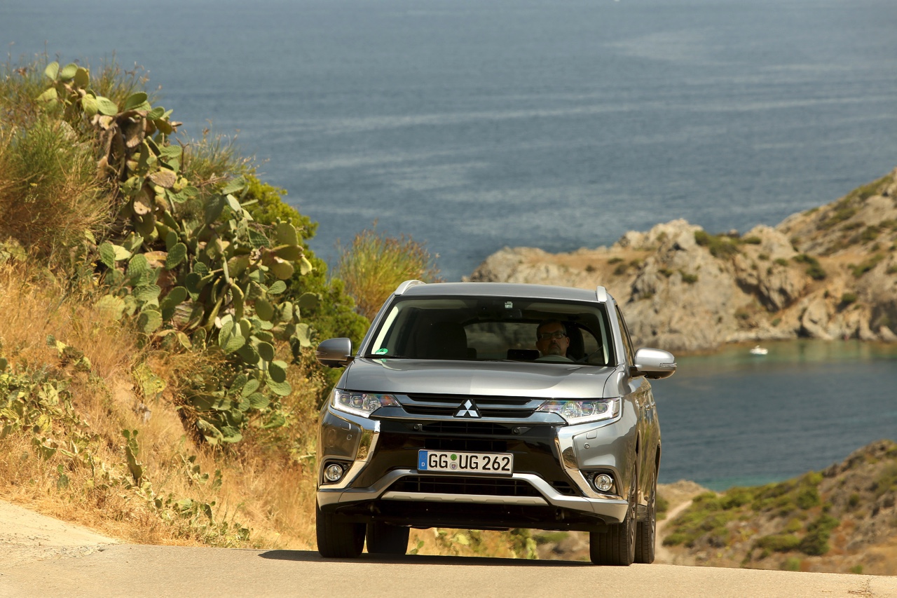 Autotest van de nieuwe Mitsubishi Outlander PHEV facelift, het model dat eind 2015 op de markt komt en flink verbeterd is ten opzichte van zijn voorganger. Met 7% bijtelling aantrekkelijk voor lease.