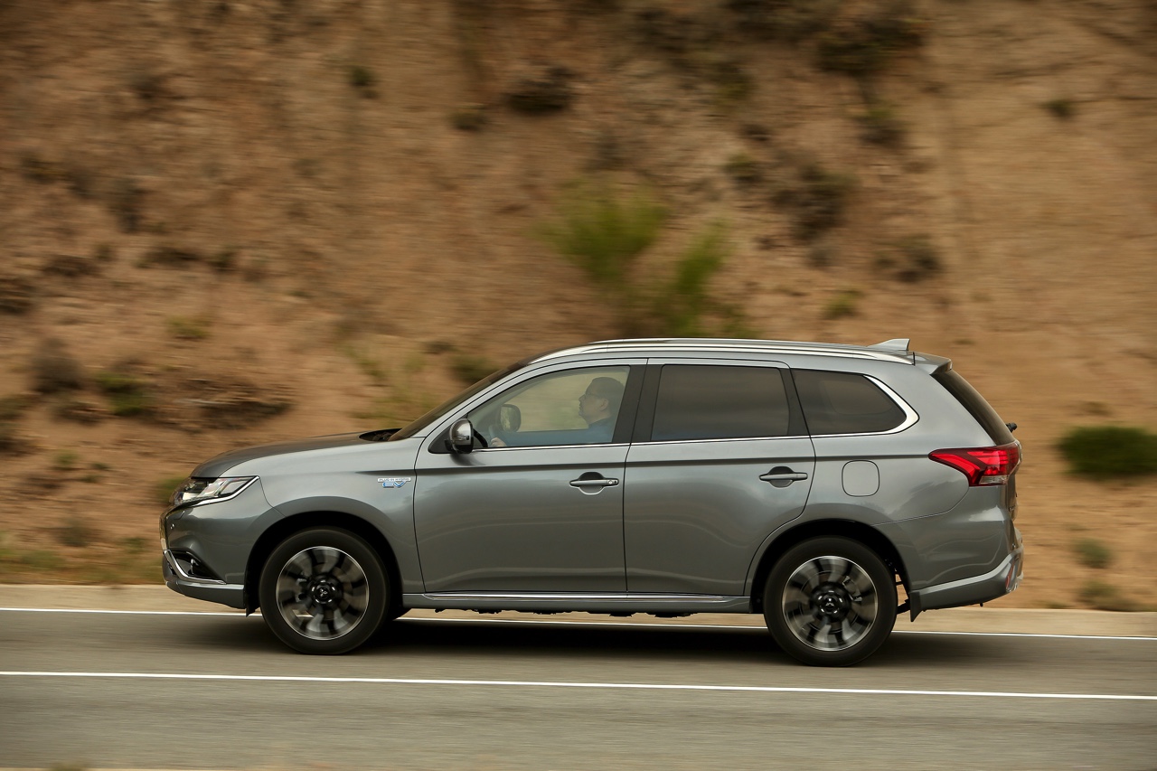 Autotest van de nieuwe Mitsubishi Outlander PHEV facelift, het model dat eind 2015 op de markt komt en flink verbeterd is ten opzichte van zijn voorganger. Met 7% bijtelling aantrekkelijk voor lease.