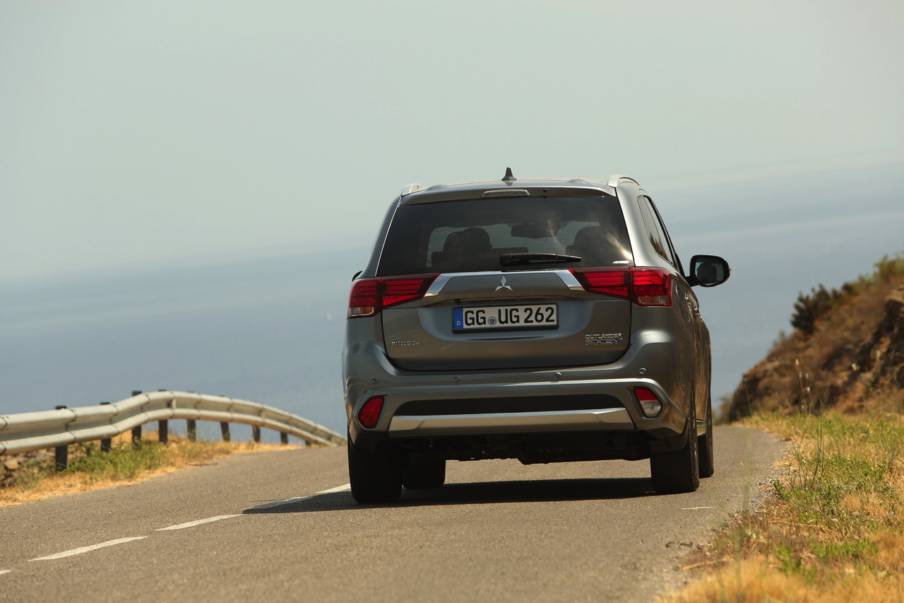 Autotest van de nieuwe Mitsubishi Outlander PHEV facelift, het model dat eind 2015 op de markt komt en flink verbeterd is ten opzichte van zijn voorganger. Met 7% bijtelling aantrekkelijk voor lease.