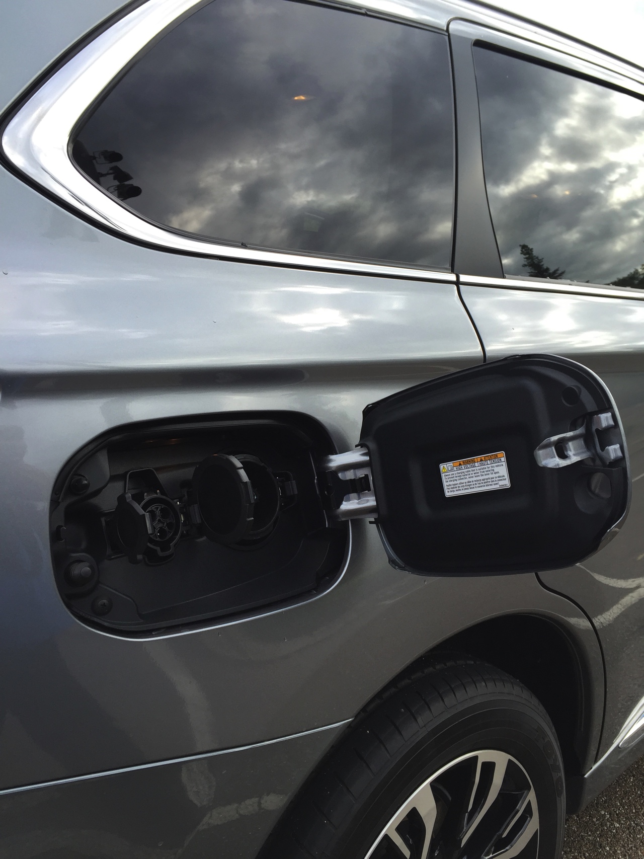 Autotest van de nieuwe Mitsubishi Outlander PHEV facelift, het model dat eind 2015 op de markt komt en flink verbeterd is ten opzichte van zijn voorganger. Met 7% bijtelling aantrekkelijk voor lease.