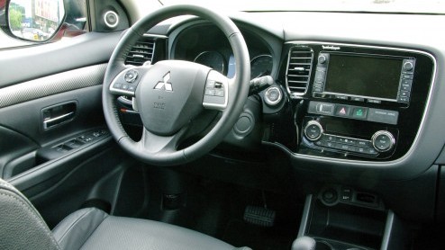 Rijtest vernieuwde Mitsubishi Outlander. De populaire SUV kreeg facelift en uitgebreider standaarduitrusting.