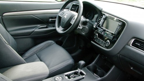 Rijtest vernieuwde Mitsubishi Outlander. De populaire SUV kreeg facelift en uitgebreider standaarduitrusting.