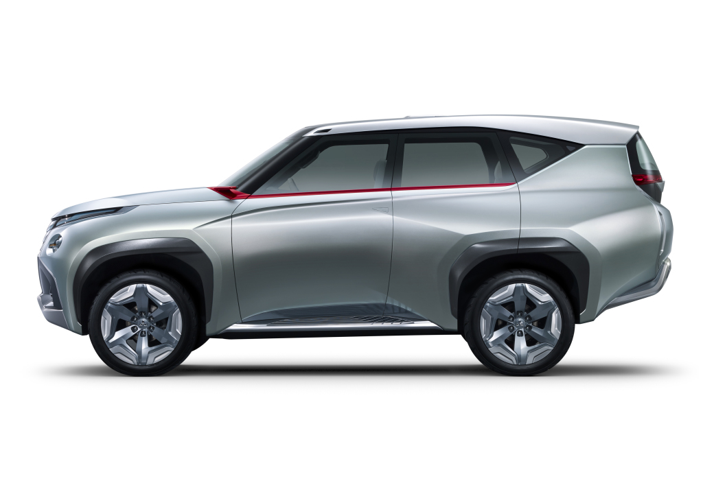 Nieuwe Mitsubishi Pajero wordt deze zomer onthuld en krijgt als eerste het nieuwe Smartphone Link Display Audio systeem.