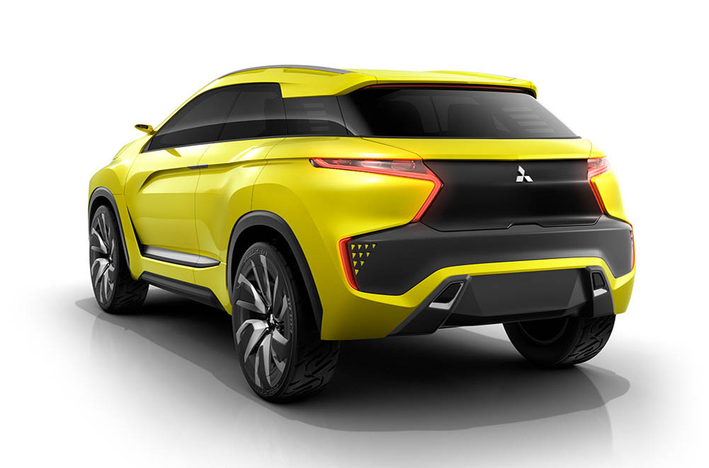 Mitsubishi presenteert elektrische SUV eX Concept op Tokio Motor Show 2015.