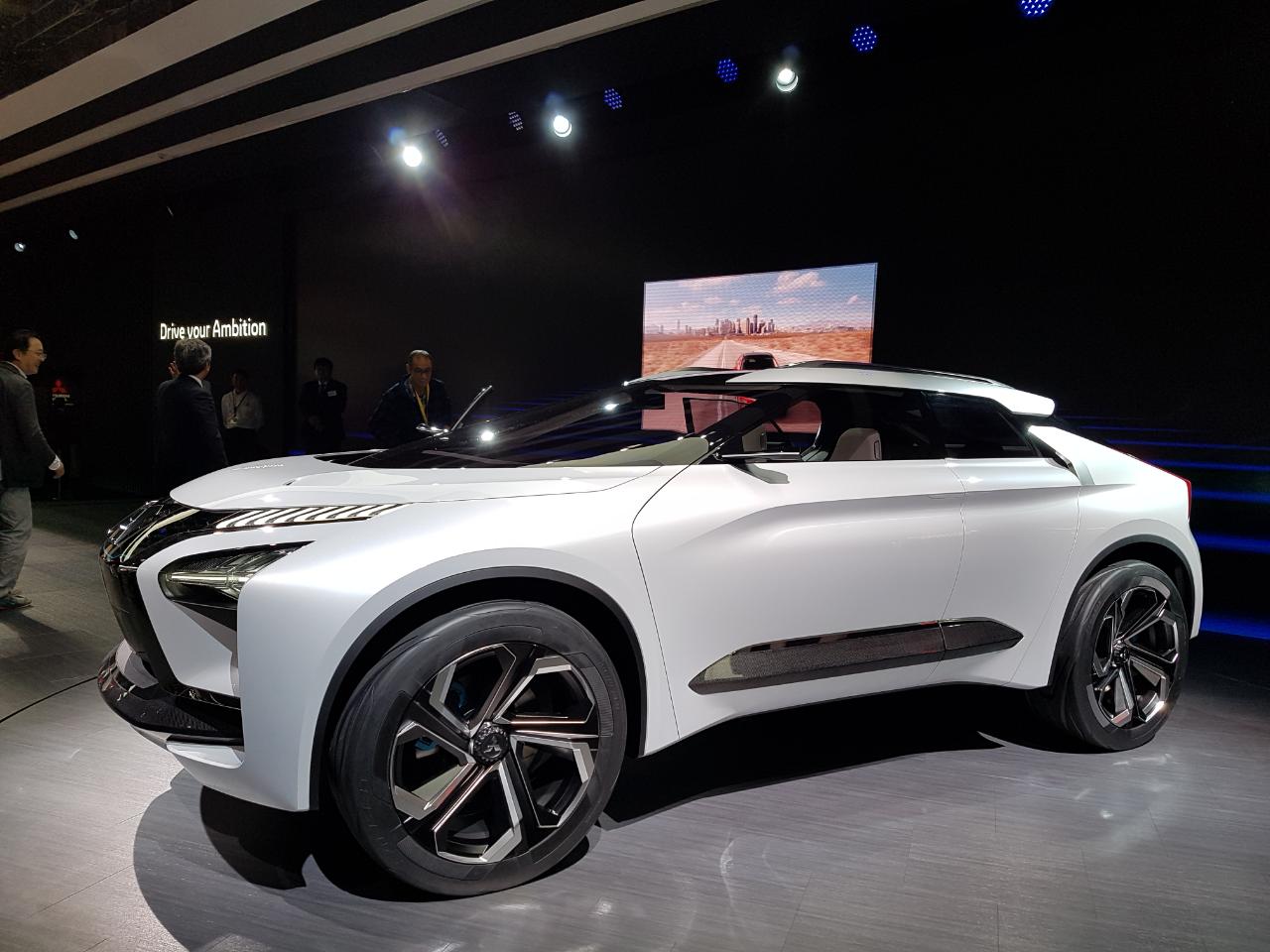Mitsubishi onthulde vandaag in Tokyo de E-evolution, een concept van een volledig elektrische SUV die autonoom rijdt en de bestuurder coached.
