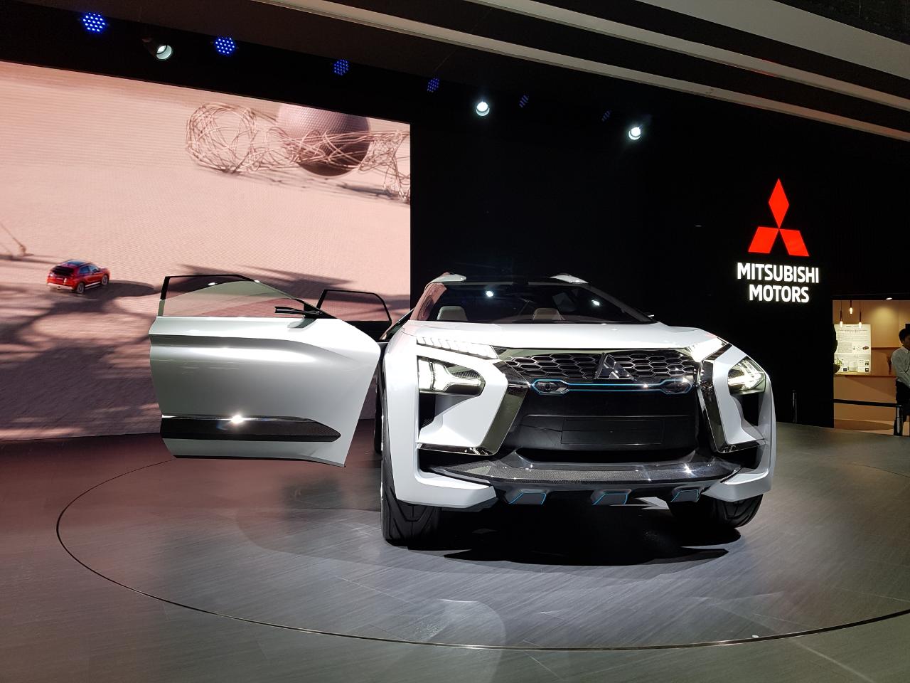 Mitsubishi onthulde vandaag in Tokyo de E-evolution, een concept van een volledig elektrische SUV die autonoom rijdt en de bestuurder coached.