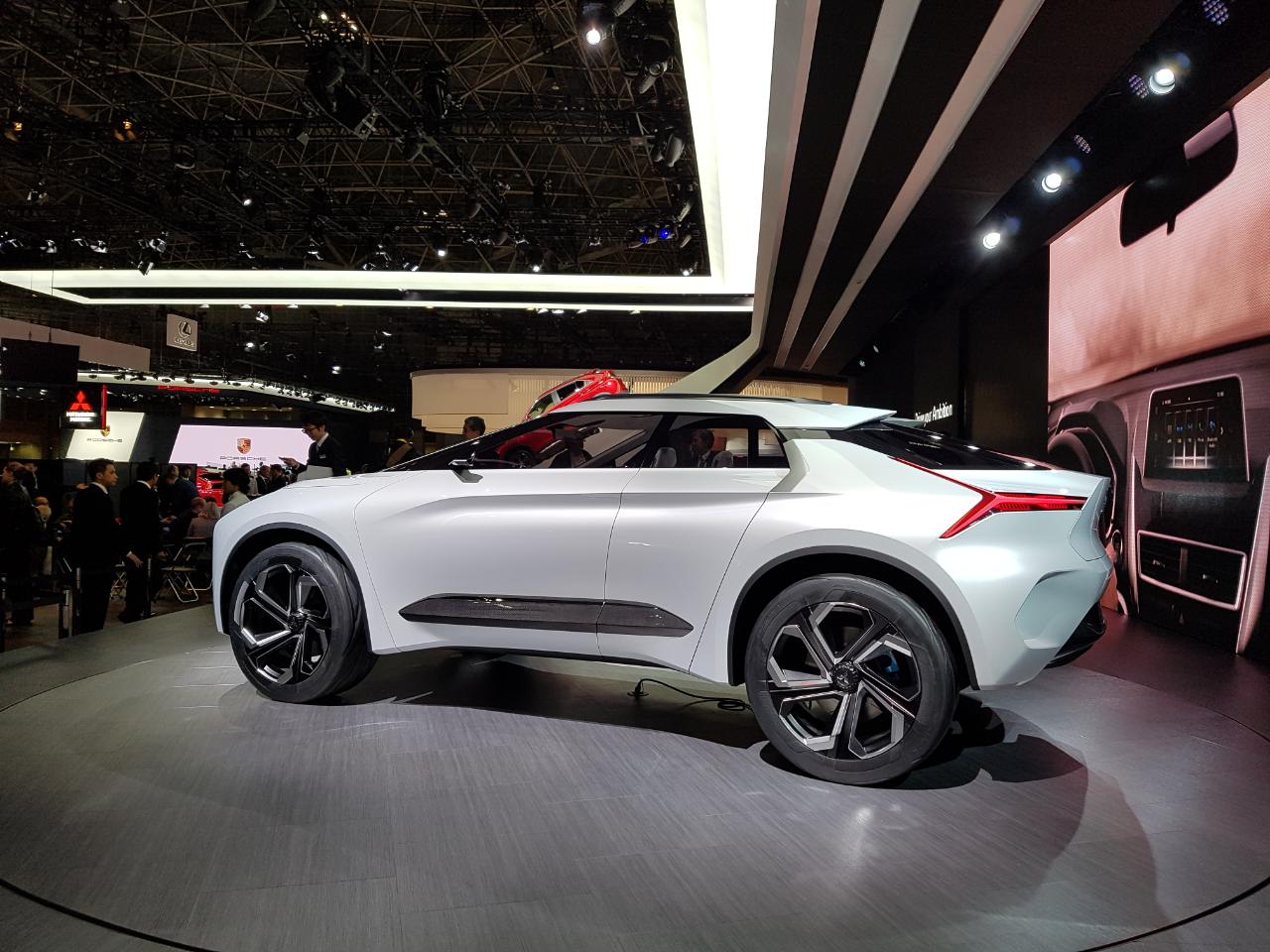 Mitsubishi onthulde vandaag in Tokyo de E-evolution, een concept van een volledig elektrische SUV die autonoom rijdt en de bestuurder coached.