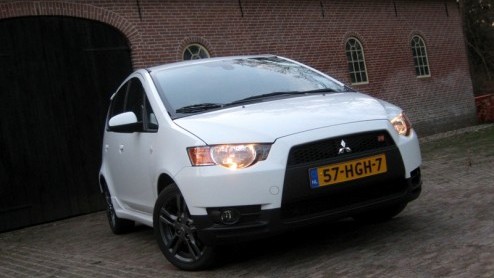 Bij Mitsubishi kunnen sportieve rijders al jaren terecht bij de Lancer Evolution. Sinds kort is ook de vernieuwde Colt in gespierd outfit verkrijgbaar, maar dan onder de noemer Ralliart. Welke naam he