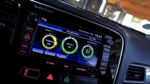 Autotest Mitsubishi Outlander PHEV, die vooral vanwege fiscale cadeautjes de deur uit vliegt maar ook duidelijk comfortabele kwaliteiten heeft.