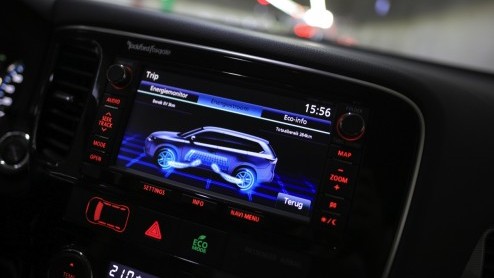 Autotest Mitsubishi Outlander PHEV, die vooral vanwege fiscale cadeautjes de deur uit vliegt maar ook duidelijk comfortabele kwaliteiten heeft.