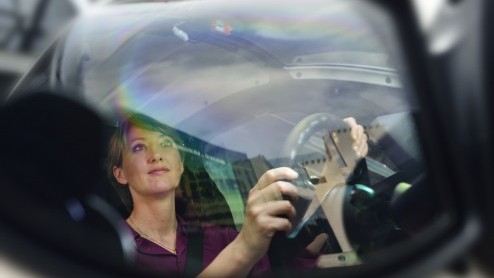 Mobiliteitsproject in Grenoble maakt het mogelijk om een Toyota i-ROAD en Toyota COM te huren via een app. Deze vorm van carsharing is een uitbreiding op het openbaar vervoer.