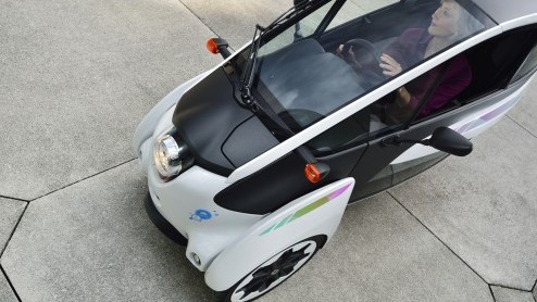 Mobiliteitsproject in Grenoble maakt het mogelijk om een Toyota i-ROAD en Toyota COM te huren via een app. Deze vorm van carsharing is een uitbreiding op het openbaar vervoer.
