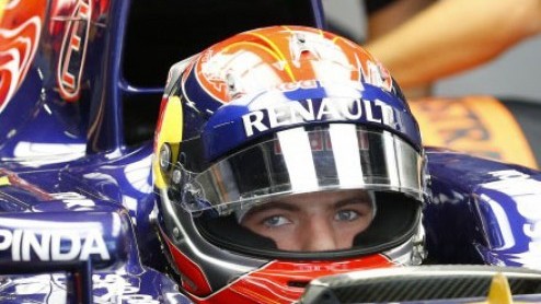 Max Verstappen heeft vandaag een verdienstelijk debuut gemaakt als jongste coureur ooit in de Formule 1. De net 17-jarige Limburger zette in de eerste vrije training voor de Grote Prijs van Japan.