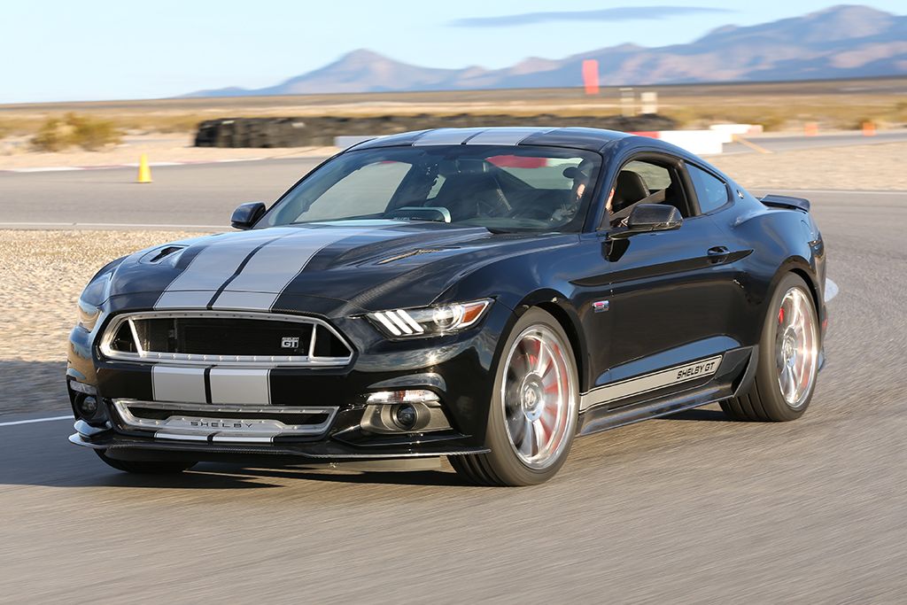 Shelby heeft de Mustang onder handen genomen. Het resultaat? De Shelby GT met minimaal 637 pk uit een supercharged 5,0 liter V8, een aangepast onderstel en flinke Borla uitlaten.