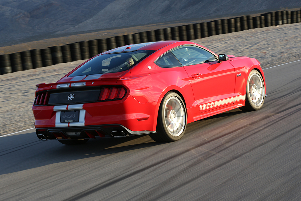 Shelby heeft de Mustang onder handen genomen. Het resultaat? De Shelby GT met minimaal 637 pk uit een supercharged 5,0 liter V8, een aangepast onderstel en flinke Borla uitlaten.