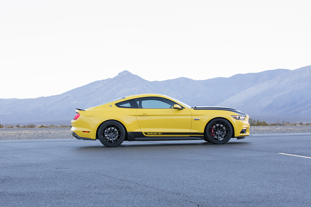 Shelby heeft de Mustang onder handen genomen. Het resultaat? De Shelby GT met minimaal 637 pk uit een supercharged 5,0 liter V8, een aangepast onderstel en flinke Borla uitlaten.