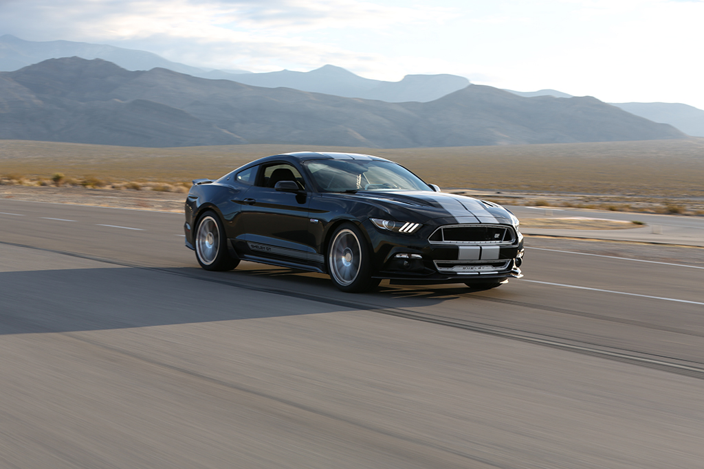 Shelby heeft de Mustang onder handen genomen. Het resultaat? De Shelby GT met minimaal 637 pk uit een supercharged 5,0 liter V8, een aangepast onderstel en flinke Borla uitlaten.