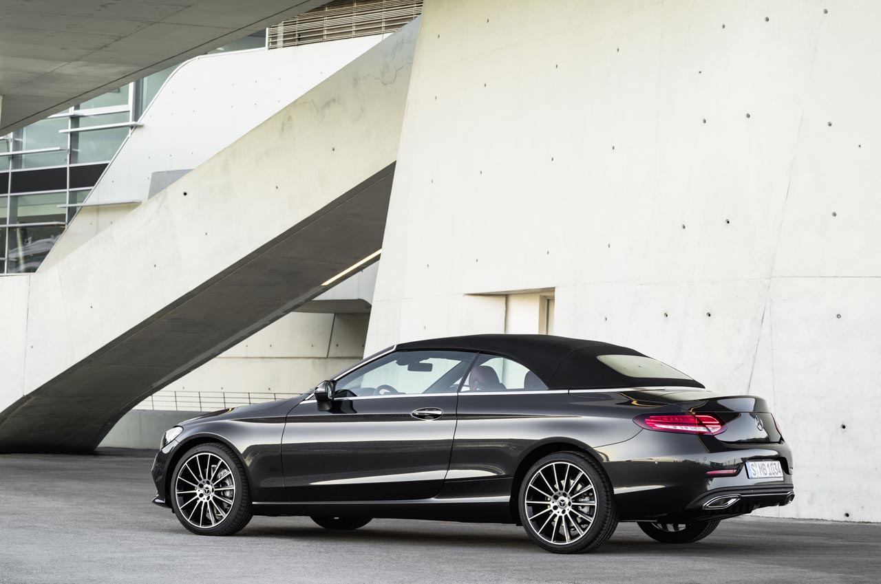 De wijzigingen die Mercedes heeft aangekondigd voor de sedan en combi van de C-klasse vinden nu ook hun weg naar de coup en cabriolet.