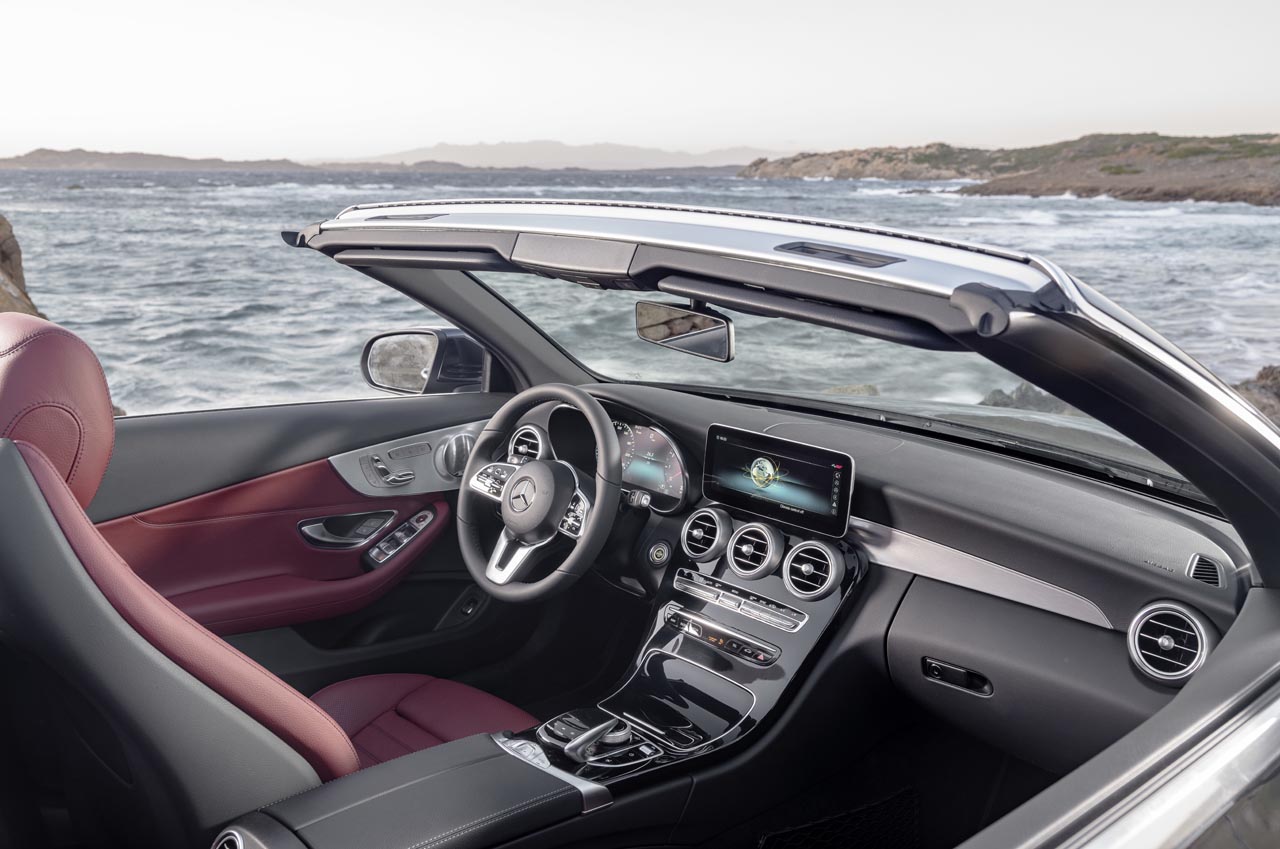 De wijzigingen die Mercedes heeft aangekondigd voor de sedan en combi van de C-klasse vinden nu ook hun weg naar de coup en cabriolet.