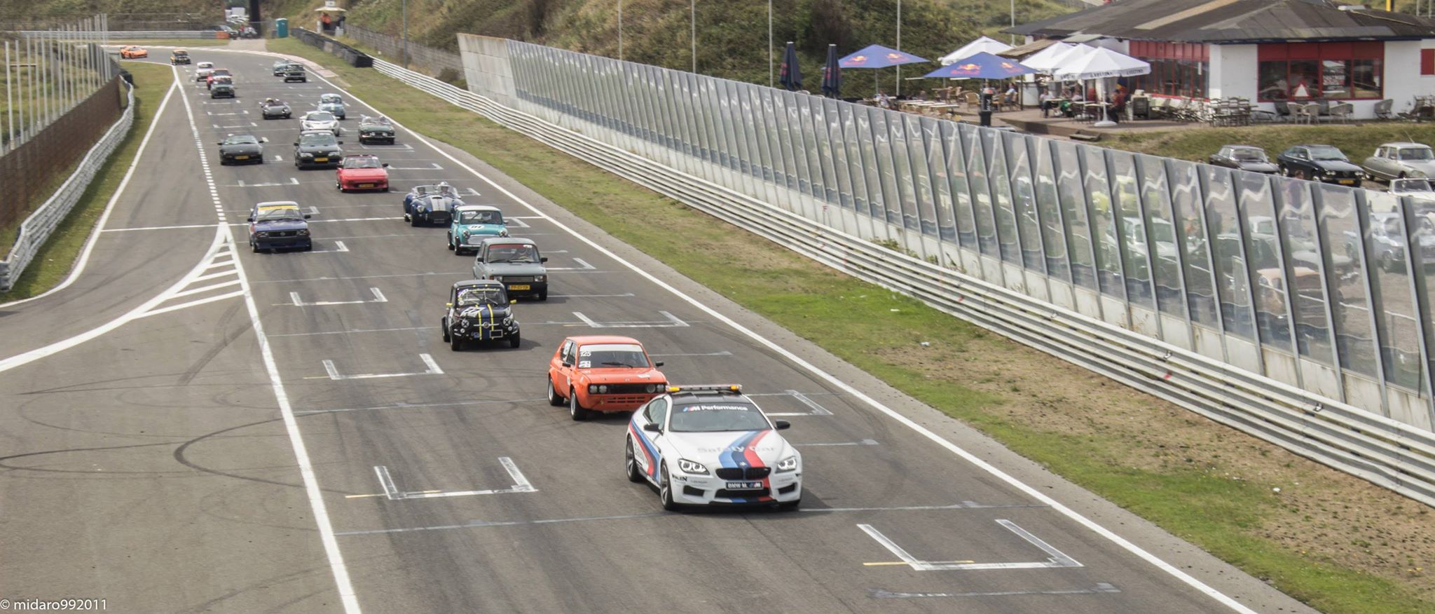Het Nationaal Oldtimer Festival 2016 biedt op 31 juli een podium aan vele klassiekers, oldtimers, clubs, races en heeft als thema-event Paddock Porsche.
