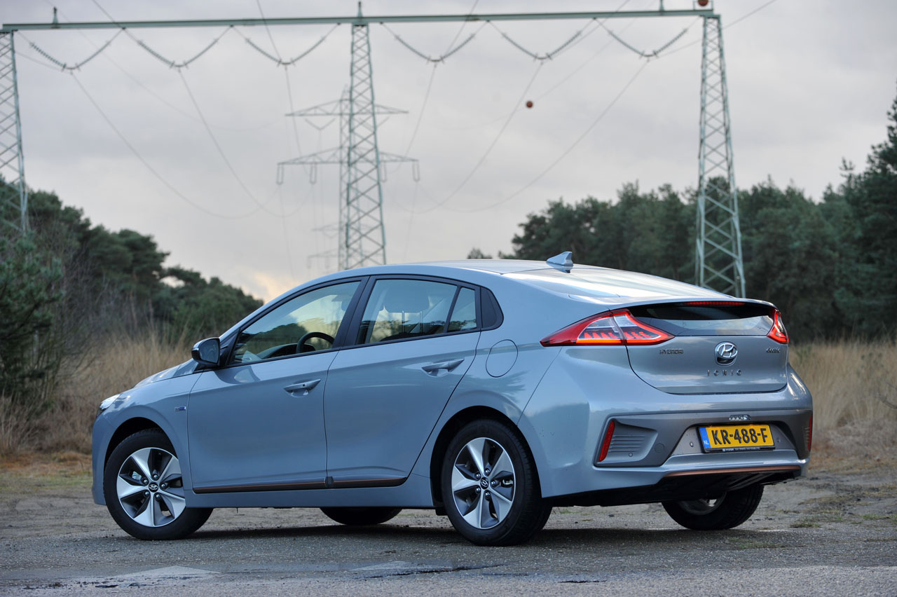 Uit het nieuwe regeerakkoord blijkt nog niet dat de Nederlandse overheid schone energie koppelt aan schone mobiliteit, zo meldt Rutger de Croon van Living Lab Smart Charging.