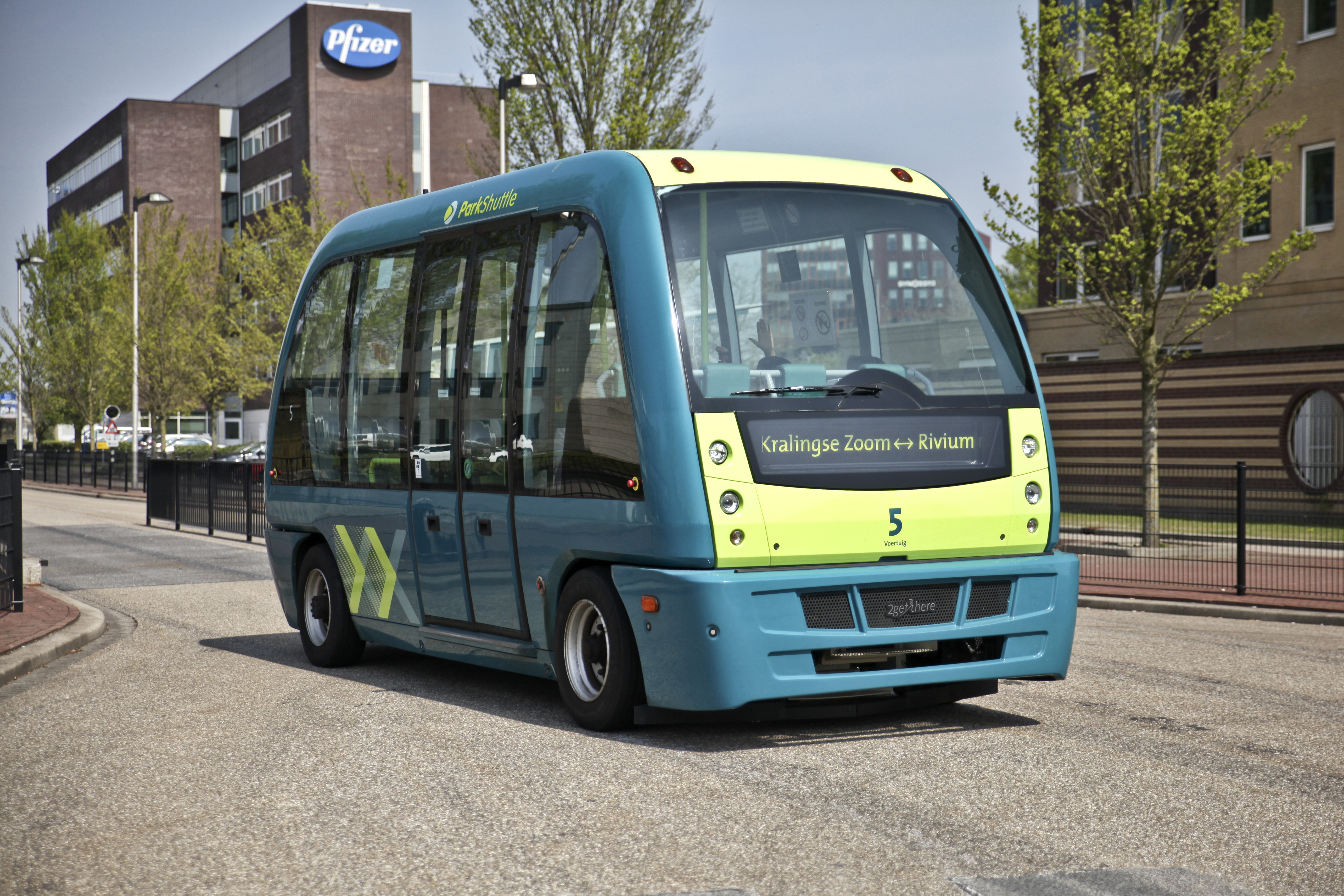 De al sinds 1999 autonoom rijdende buslijn Parkshuttle in Capelle aan den IJssel wordt eind 2018 uitgebreid en zal dan ook in het gewone verkeer gaan rijden.