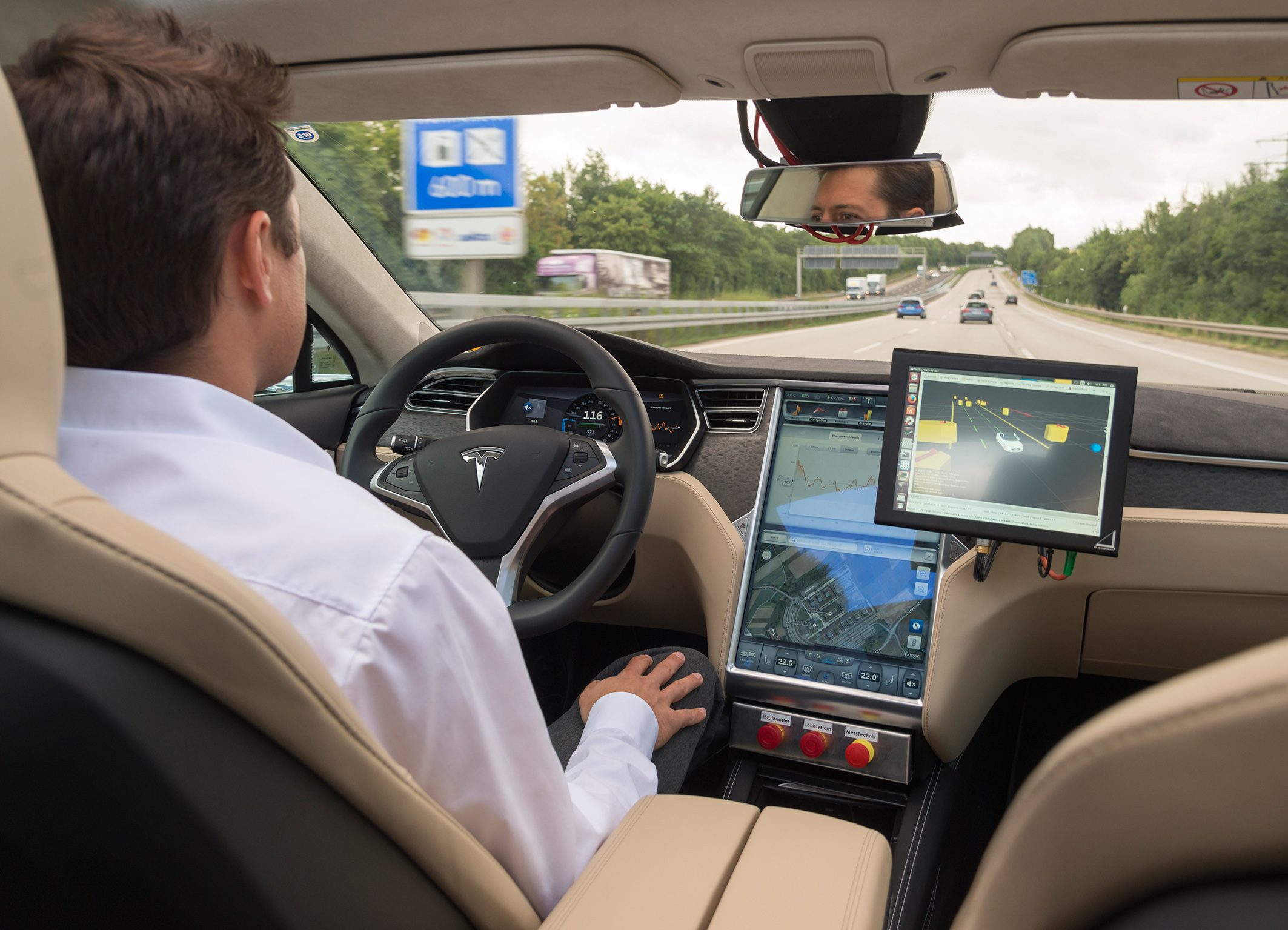 Uit onderzoek blijkt dat de Nederlander nog altijd niet zit te wachten op de zelfrijdende auto. Zelfs als het veiliger blijkt en alle verantwoordelijkheid bij de fabrikant ligt rijden we liever zelf.