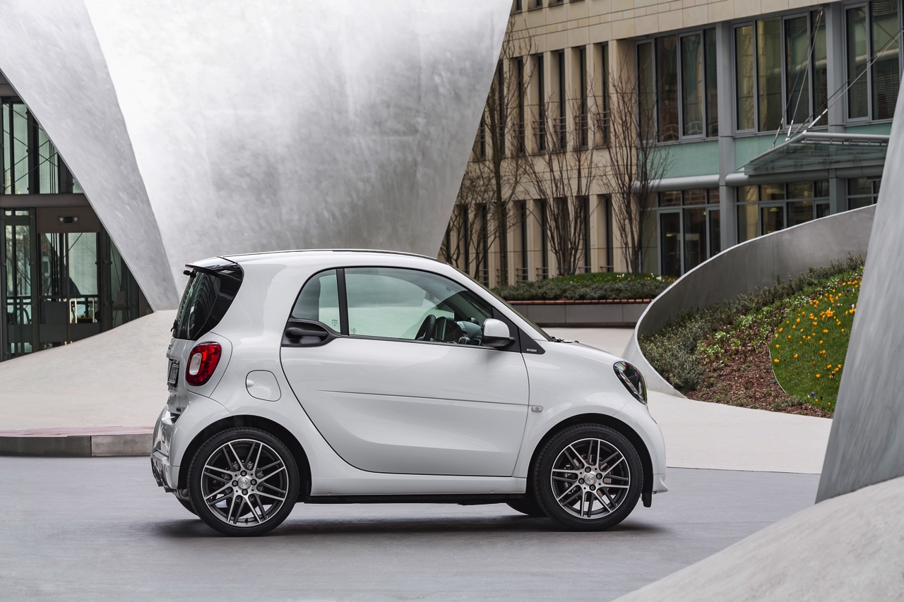 Smart introduceert nieuwe BRABUS fortwo en BRABUS forfour. Ze worden beiden ook leverbaar als BRABUS Xclusive met nog meer luxe. Het duo beschikt over een 109 pk sterke turbmomotor en twinamic.