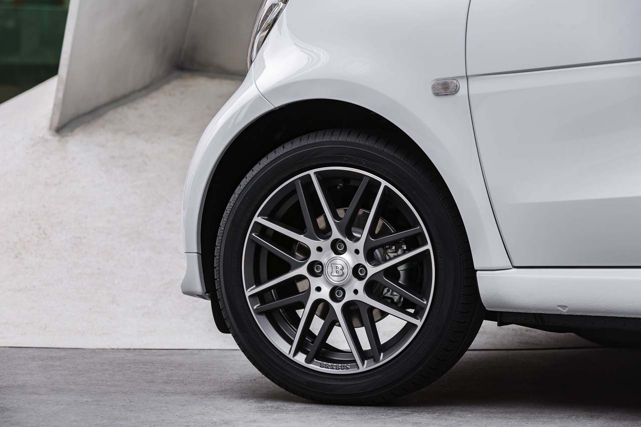 Smart introduceert nieuwe BRABUS fortwo en BRABUS forfour. Ze worden beiden ook leverbaar als BRABUS Xclusive met nog meer luxe. Het duo beschikt over een 109 pk sterke turbmomotor en twinamic.
