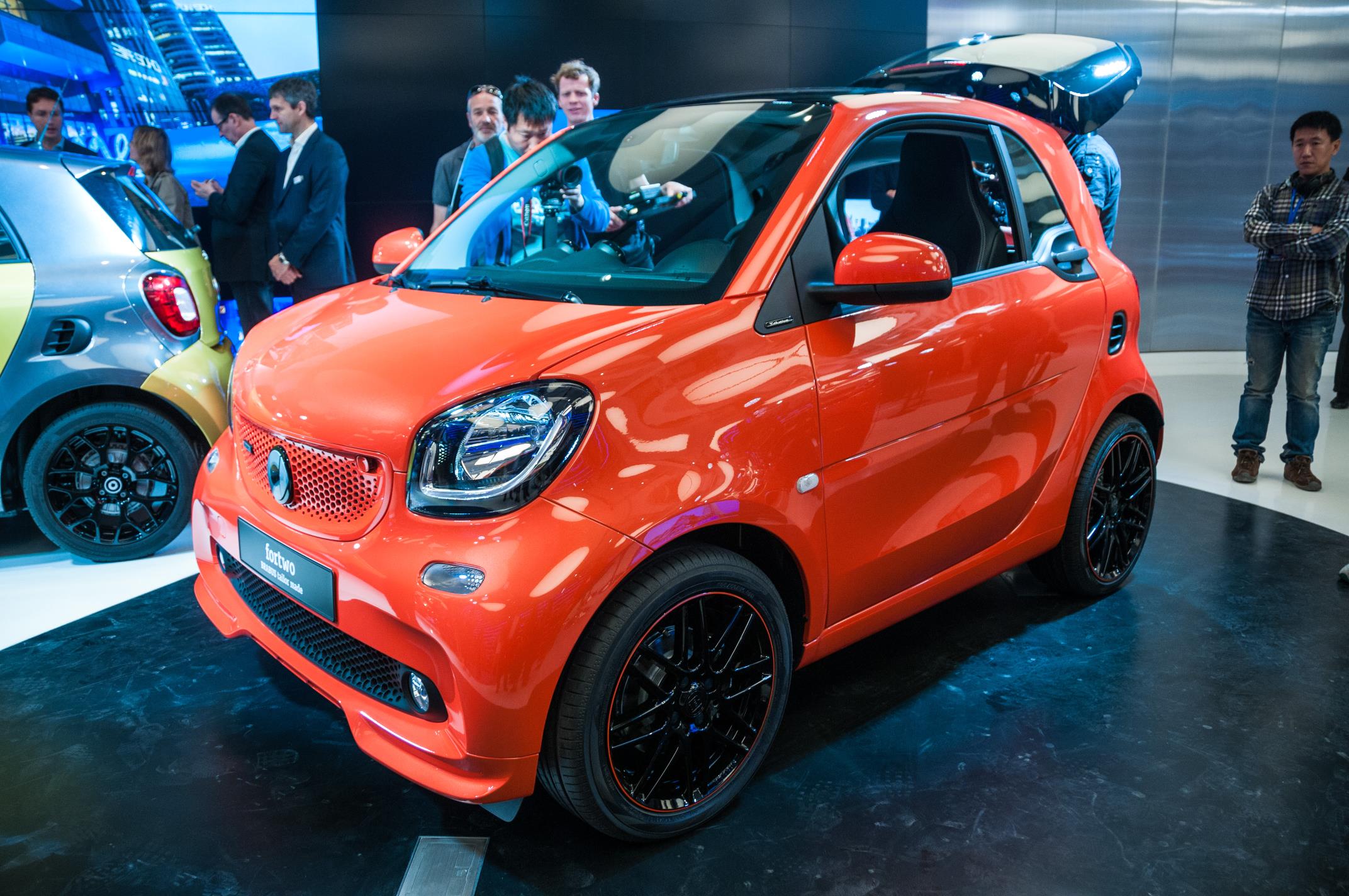 Smart introduceert nieuwe BRABUS fortwo en BRABUS forfour. Ze worden beiden ook leverbaar als BRABUS Xclusive met nog meer luxe. Het duo beschikt over een 109 pk sterke turbmomotor en twinamic.