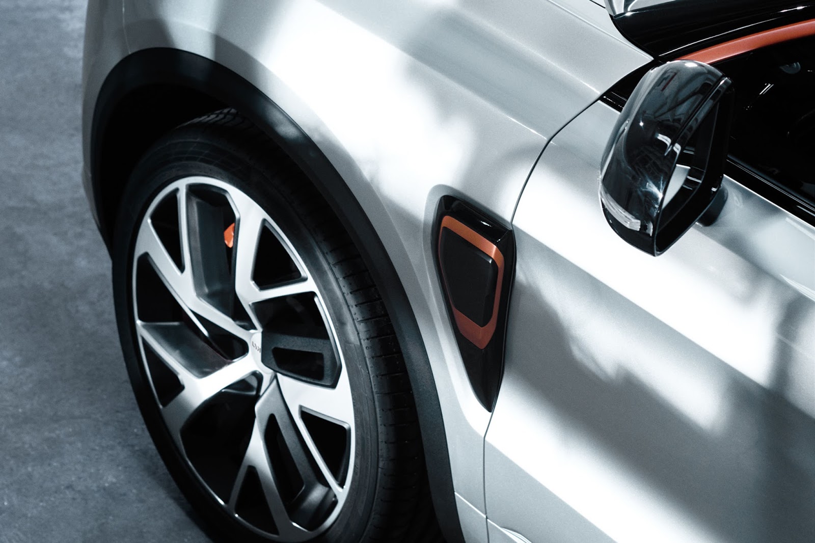 Geely, eigenaar van Volvo, presenteert in samenwerking daarmee het nieuwe merk Lynk & Co. Connectiviteit staat hoog in het vaandel en de internationale verkoopambities zijn zeker aanwezig.