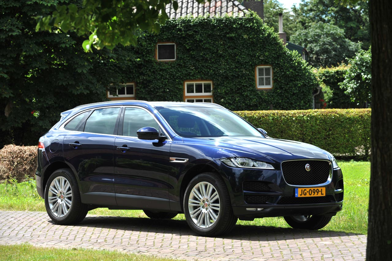 Jaguar levert de 300 pk viercilinder benzinemotor nu ook in de XE, XF en F-Pace.