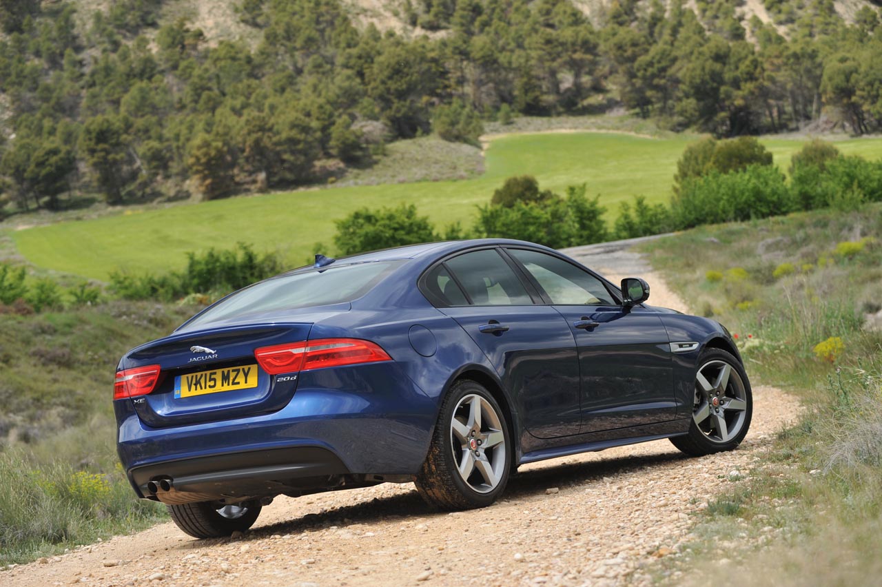 Jaguar levert de 300 pk viercilinder benzinemotor nu ook in de XE, XF en F-Pace.