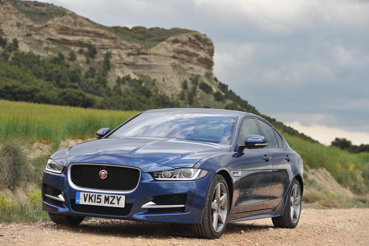 Jaguar levert de 300 pk viercilinder benzinemotor nu ook in de XE, XF en F-Pace.