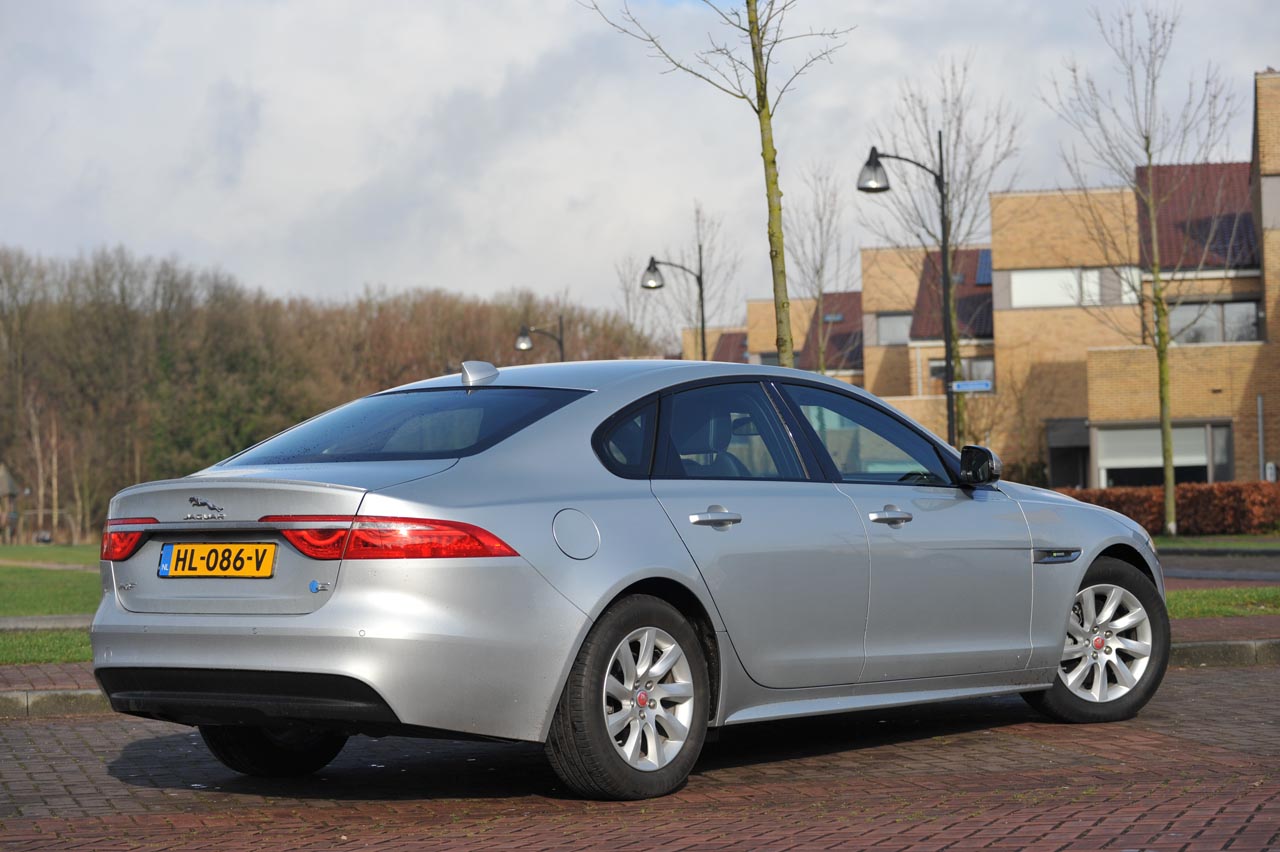 Jaguar levert de 300 pk viercilinder benzinemotor nu ook in de XE, XF en F-Pace.