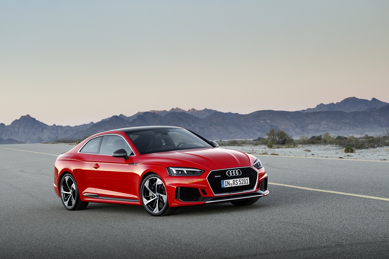 Audi heeft de nieuwe A5 nu ook gepresenteerd als RS5, voorzien van een nieuwe V6-biturbomotor. De auto laat ook meteen de nieuwe RS-designtaal zien