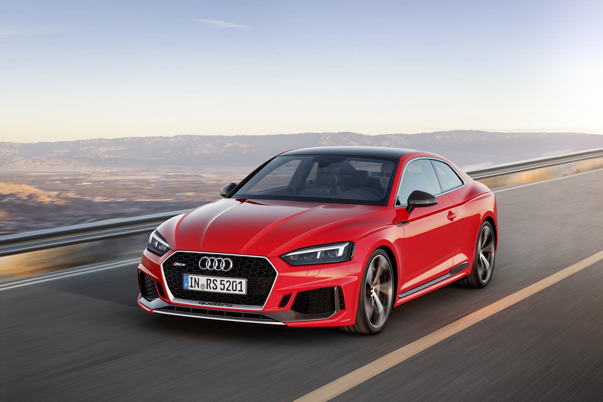 Audi heeft de nieuwe A5 nu ook gepresenteerd als RS5, voorzien van een nieuwe V6-biturbomotor. De auto laat ook meteen de nieuwe RS-designtaal zien