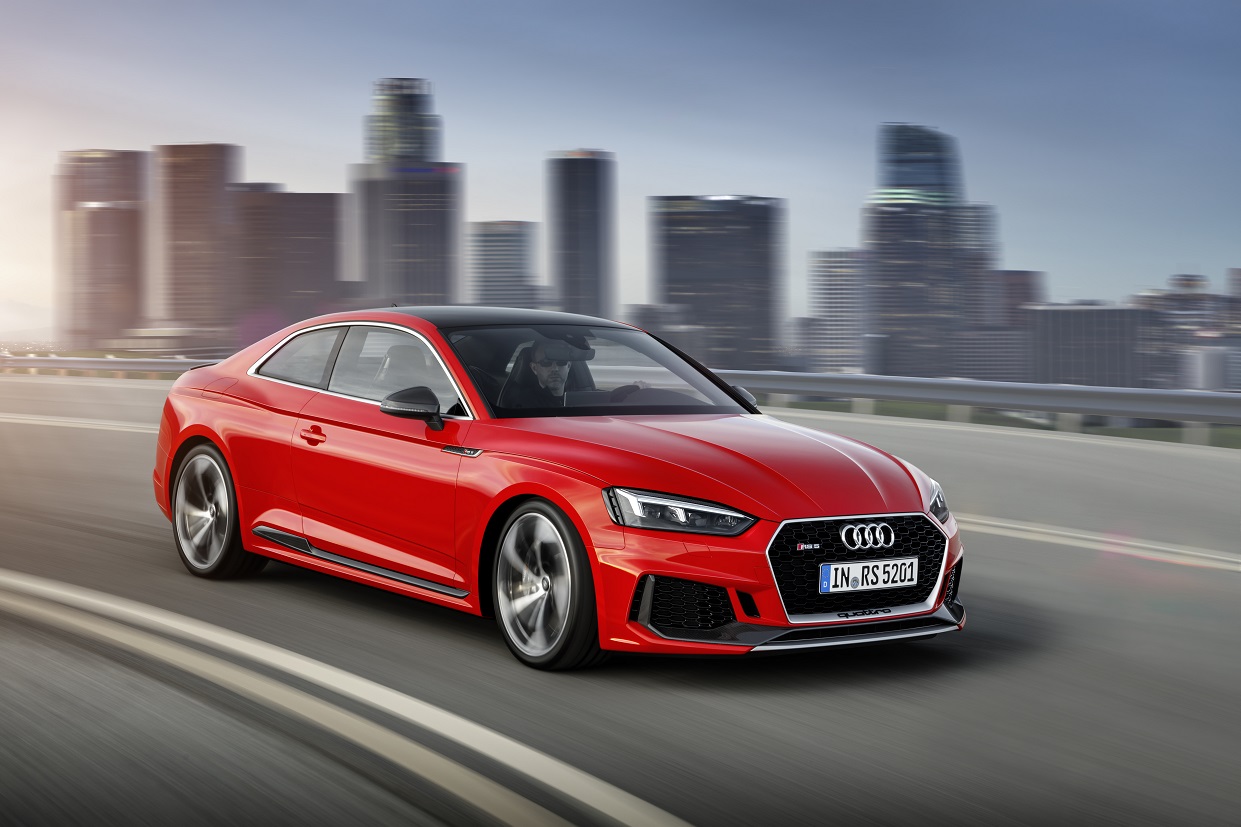 Audi heeft de nieuwe A5 nu ook gepresenteerd als RS5, voorzien van een nieuwe V6-biturbomotor. De auto laat ook meteen de nieuwe RS-designtaal zien