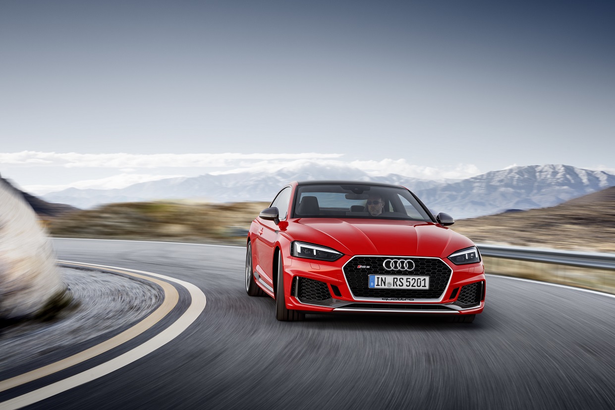 Audi heeft de nieuwe A5 nu ook gepresenteerd als RS5, voorzien van een nieuwe V6-biturbomotor. De auto laat ook meteen de nieuwe RS-designtaal zien