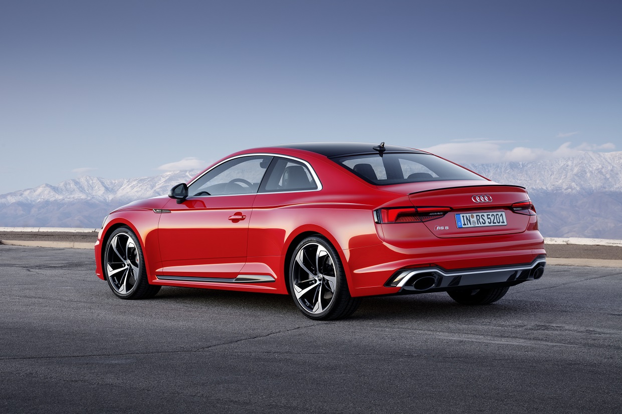 Audi heeft de nieuwe A5 nu ook gepresenteerd als RS5, voorzien van een nieuwe V6-biturbomotor. De auto laat ook meteen de nieuwe RS-designtaal zien